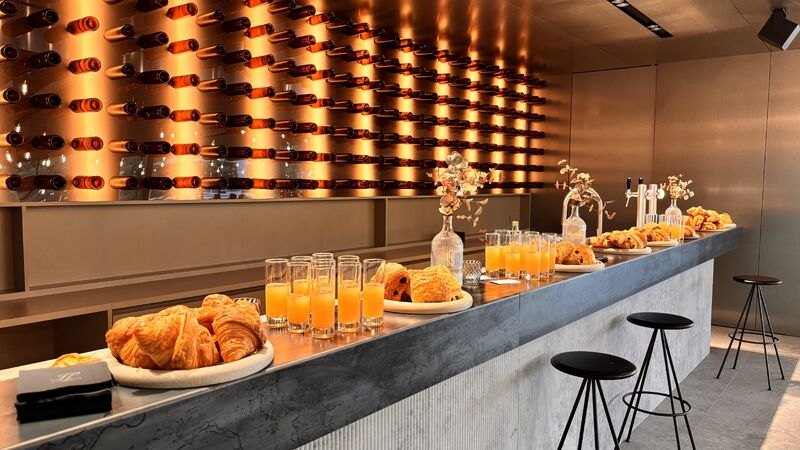 Le comptoir du petit-déjeuner, viennoiseries et jus de fruits alignés sur le bar