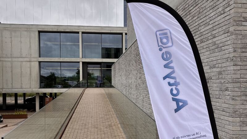 L'oriflamme Actyve.ai dressée devant l'entrée du bâtiment de Bord de Meuse