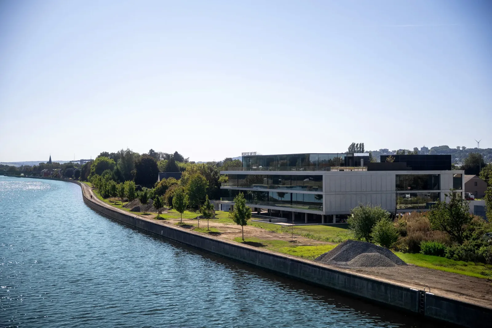 Les bureaux d’Actyve à Oupeye, vus depuis la rive opposée de la Meuse