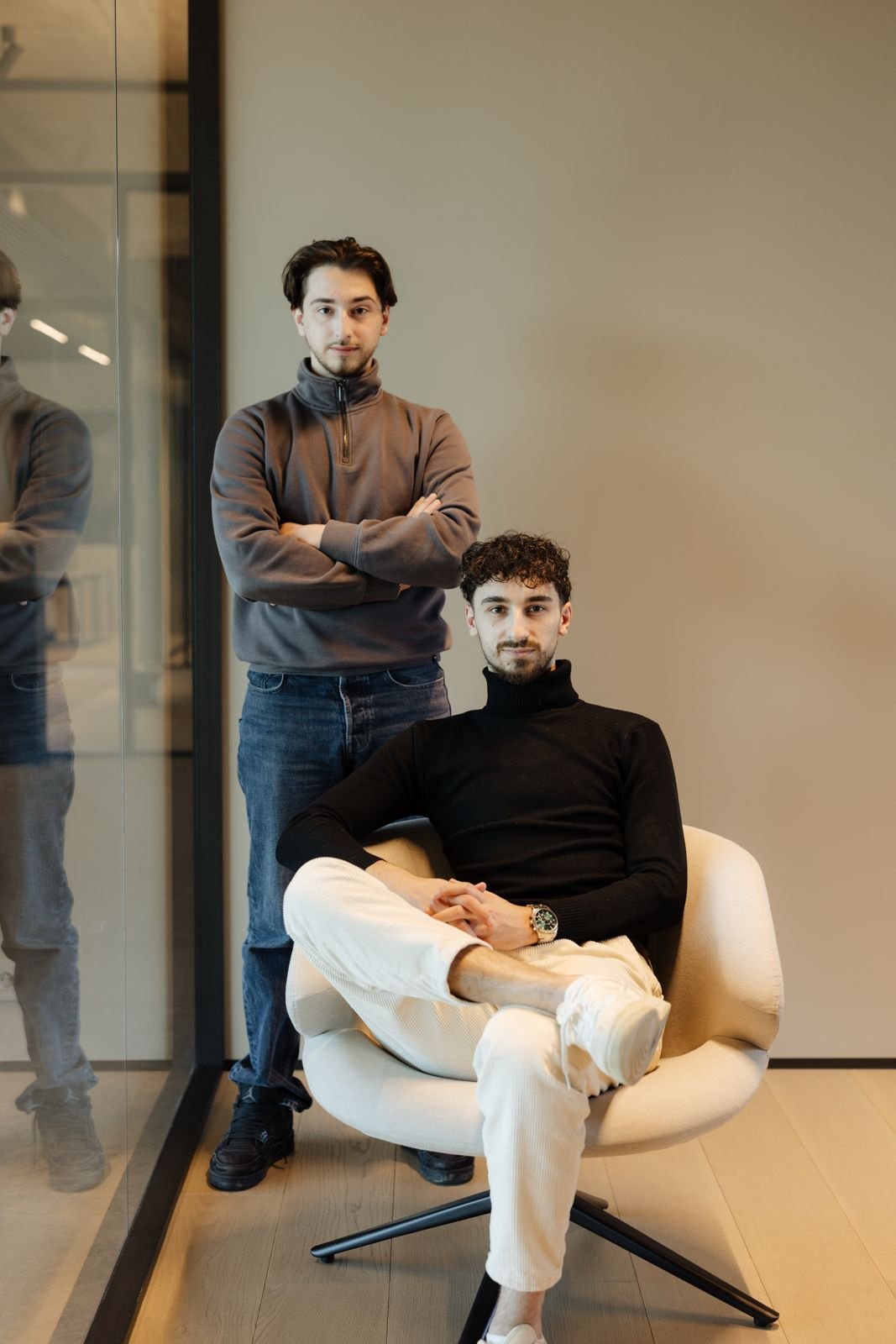 Simon Molinghen, assis, et Mathis Molinghen, debout, dans les bureaux d’Actyve
